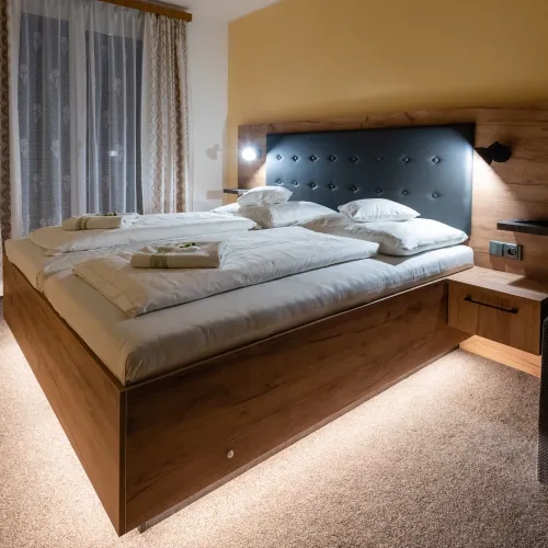 Room with a double bed and an upholstered headboard